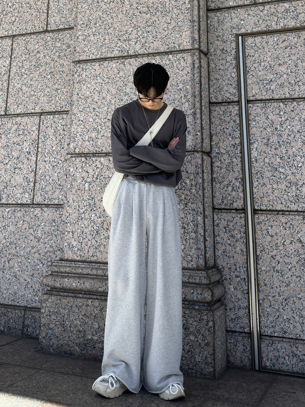 グレー系のTシャツ/カットソー、グレー系のスウェットパンツ、シルバー系のネックレスを着用したメンズの秋コーディネートの5枚目の写真