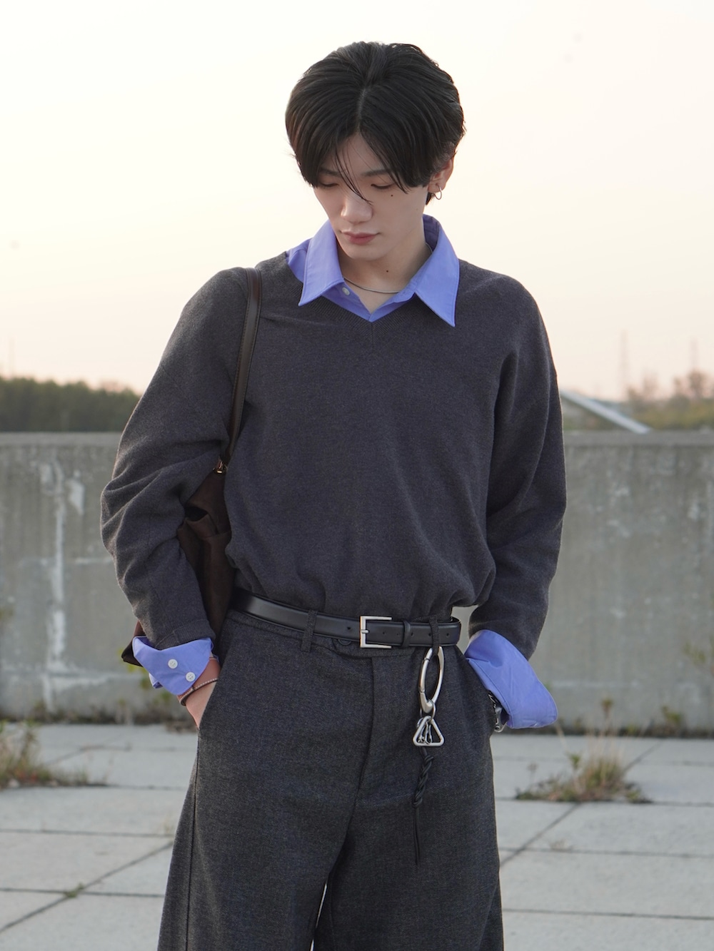 ブルー系のシャツ/ブラウス、ブラウン系のショルダーバッグ、ブラック系のスラックスを着用したメンズの秋コーディネートの4枚目の写真