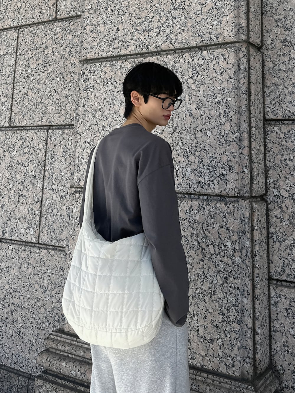 グレー系のTシャツ/カットソー、グレー系のスウェットパンツ、シルバー系のネックレスを着用したメンズの秋コーディネートの2枚目の写真