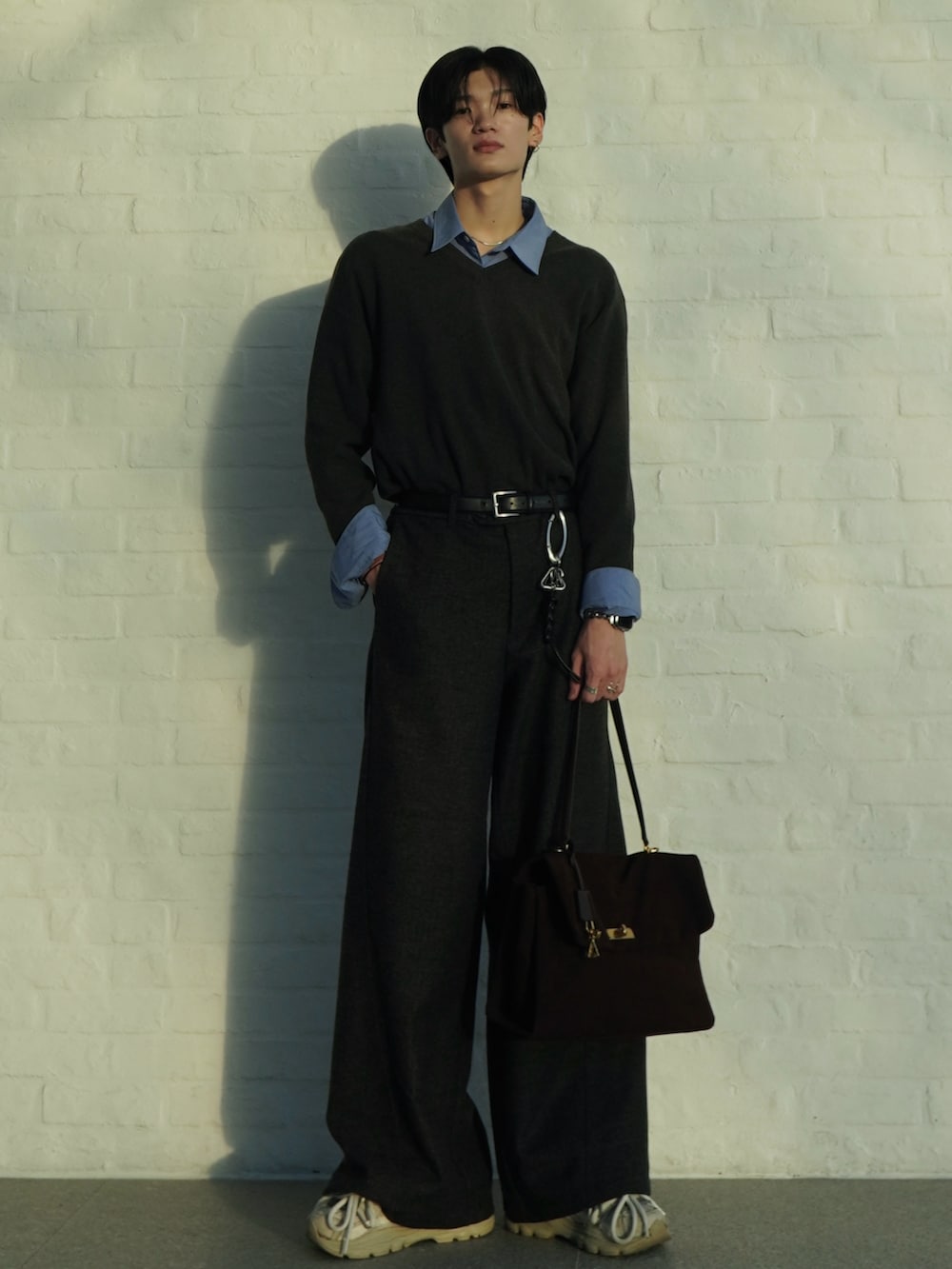 ブルー系のシャツ/ブラウス、ブラウン系のショルダーバッグ、ブラック系のスラックスを着用したメンズの秋コーディネートの3枚目の写真