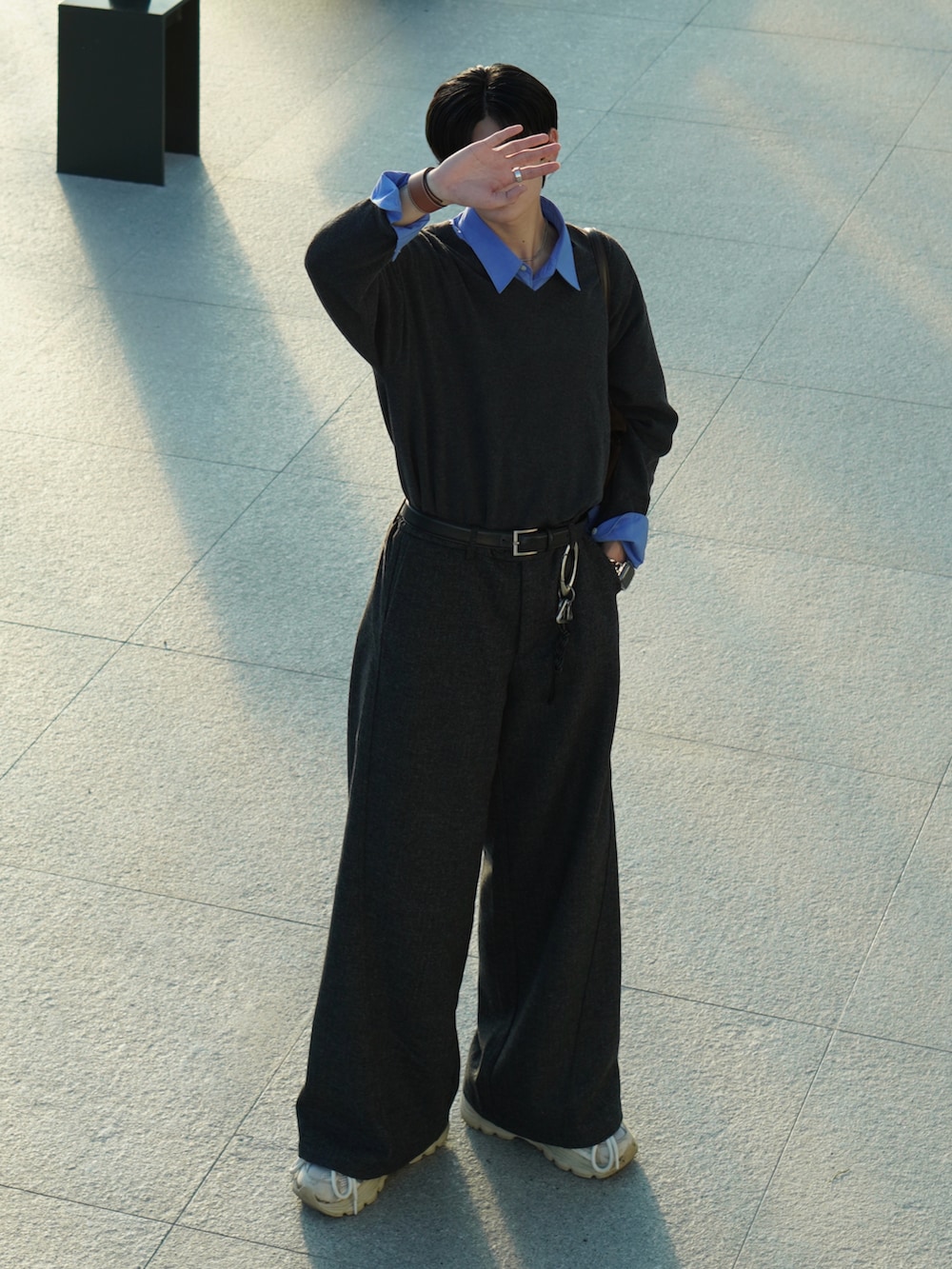 ブルー系のシャツ/ブラウス、ブラウン系のショルダーバッグ、ブラック系のスラックスを着用したメンズの秋コーディネートの5枚目の写真