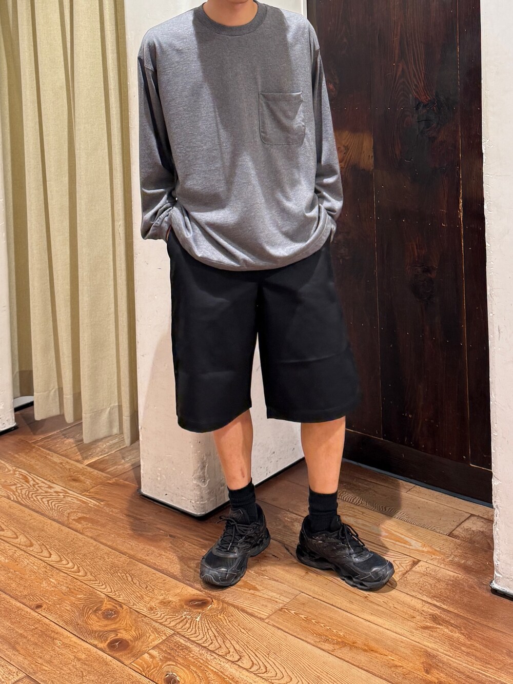 ブラック系のその他パンツ、グレー系のTシャツ/カットソーを着用したメンズの夏コーディネートの3枚目の写真