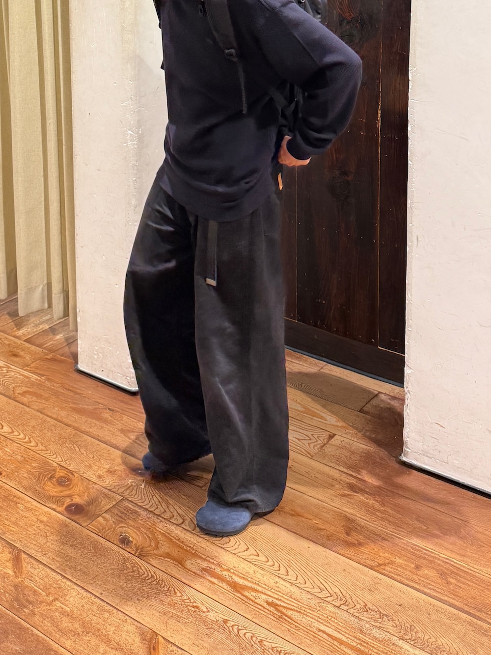 ブラック系のバックパック/リュック、グレー系のTシャツ/カットソー、ブルー系のサンダルを着用したメンズの秋コーディネートの5枚目の写真