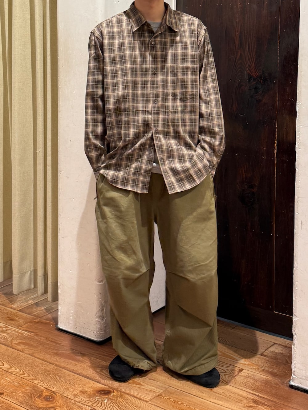 グリーン系のカーゴパンツ、グレー系のサンダル、その他のシャツ/ブラウスを着用したメンズの夏コーディネートの2枚目の写真