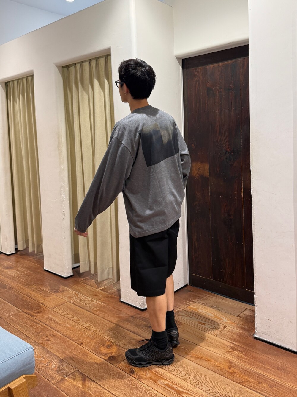 ブラック系のその他パンツ、グレー系のTシャツ/カットソーを着用したメンズの夏コーディネートの2枚目の写真