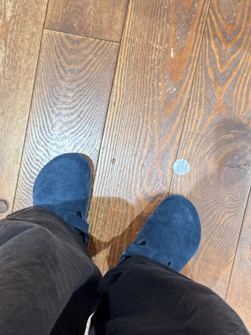 ブラック系のバックパック/リュック、グレー系のTシャツ/カットソー、ブルー系のサンダルを着用したメンズの秋コーディネートの6枚目の写真