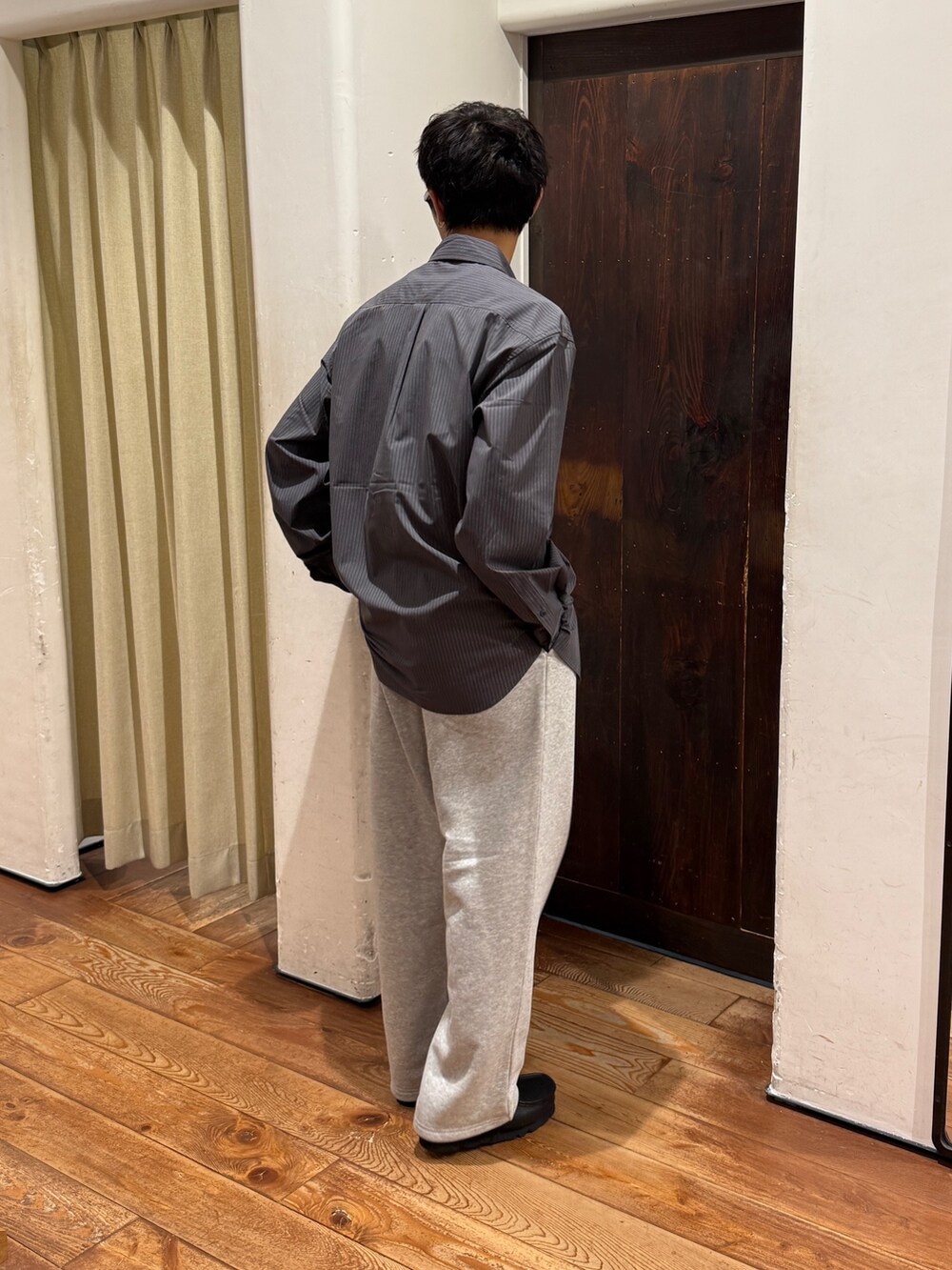 その他のシャツ/ブラウス、グレー系のその他パンツ、ブラック系のドレスシューズを着用したメンズの秋コーディネートの3枚目の写真