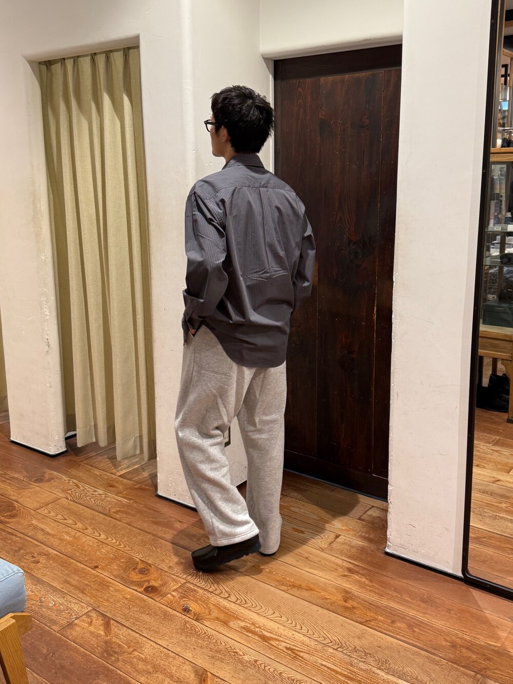 その他のシャツ/ブラウス、グレー系のその他パンツ、ブラック系のドレスシューズを着用したメンズの秋コーディネートの2枚目の写真