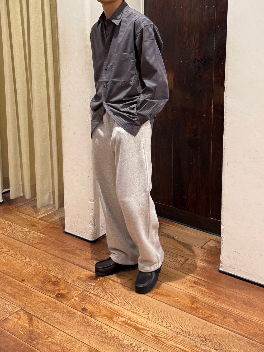 その他のシャツ/ブラウス、グレー系のその他パンツ、ブラック系のドレスシューズを着用したメンズの秋コーディネートの4枚目の写真