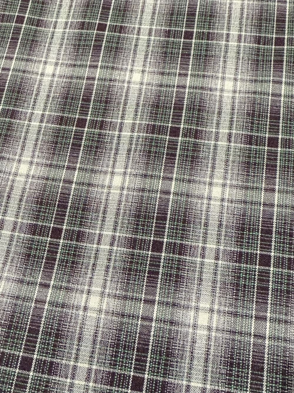 グリーン系のカーゴパンツ、グレー系のサンダル、その他のシャツ/ブラウスを着用したメンズの夏コーディネートの4枚目の写真