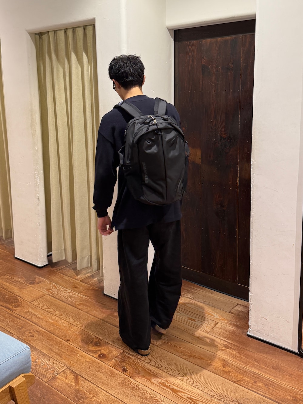 ブラック系のバックパック/リュック、グレー系のTシャツ/カットソー、ブルー系のサンダルを着用したメンズの秋コーディネートの3枚目の写真