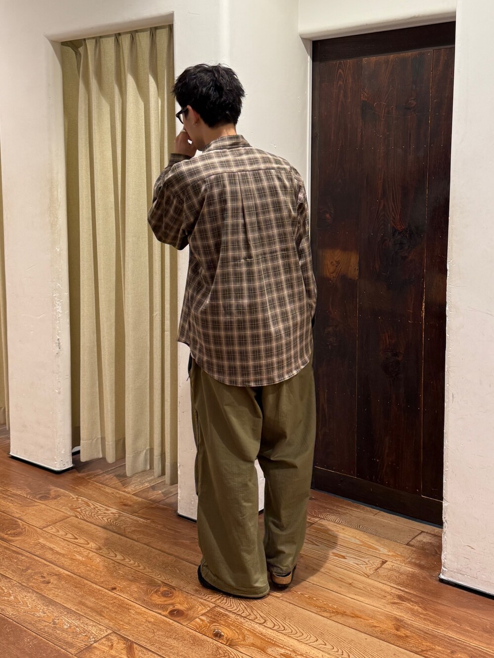 グリーン系のカーゴパンツ、グレー系のサンダル、その他のシャツ/ブラウスを着用したメンズの夏コーディネートの3枚目の写真