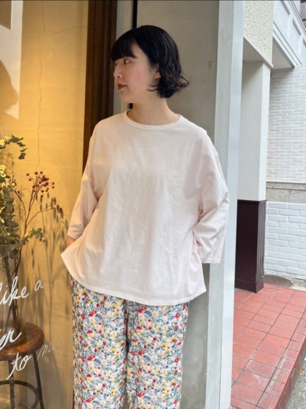 ブラック系のその他パンツを着用したレディースの冬コーディネートの2枚目の写真