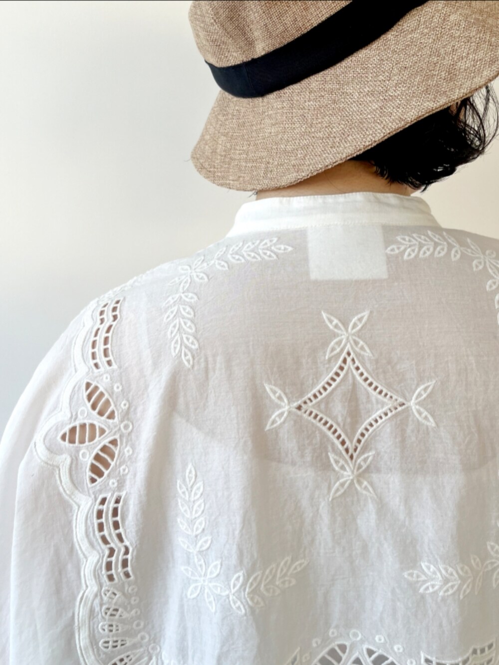 ホワイト系のシャツ/ブラウス、ブルー系のその他パンツを着用したレディースの冬コーディネートの4枚目の写真