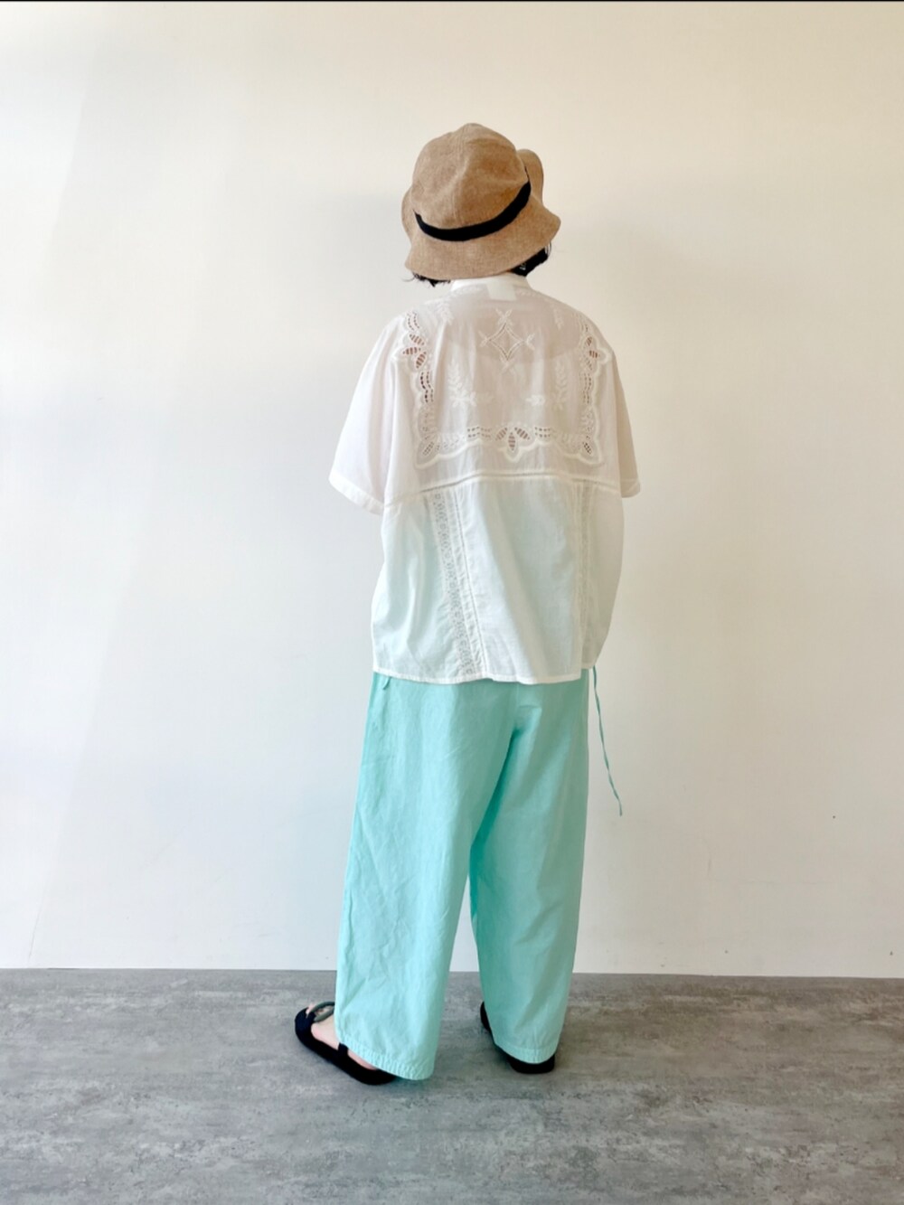 ホワイト系のシャツ/ブラウス、ブルー系のその他パンツを着用したレディースの冬コーディネートの5枚目の写真