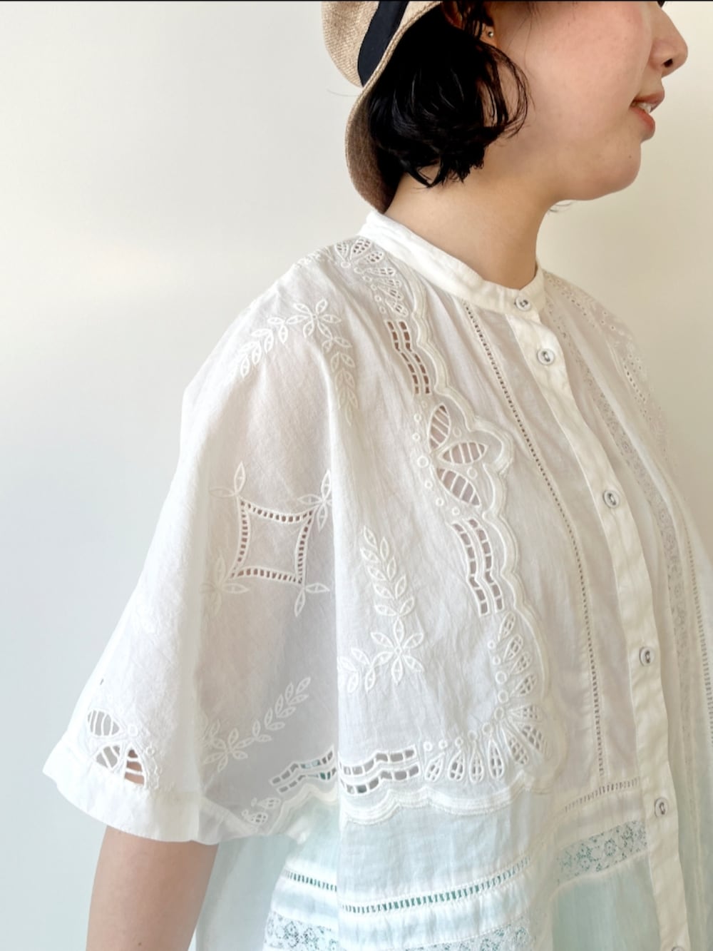 ホワイト系のシャツ/ブラウス、ブルー系のその他パンツを着用したレディースの冬コーディネートの2枚目の写真