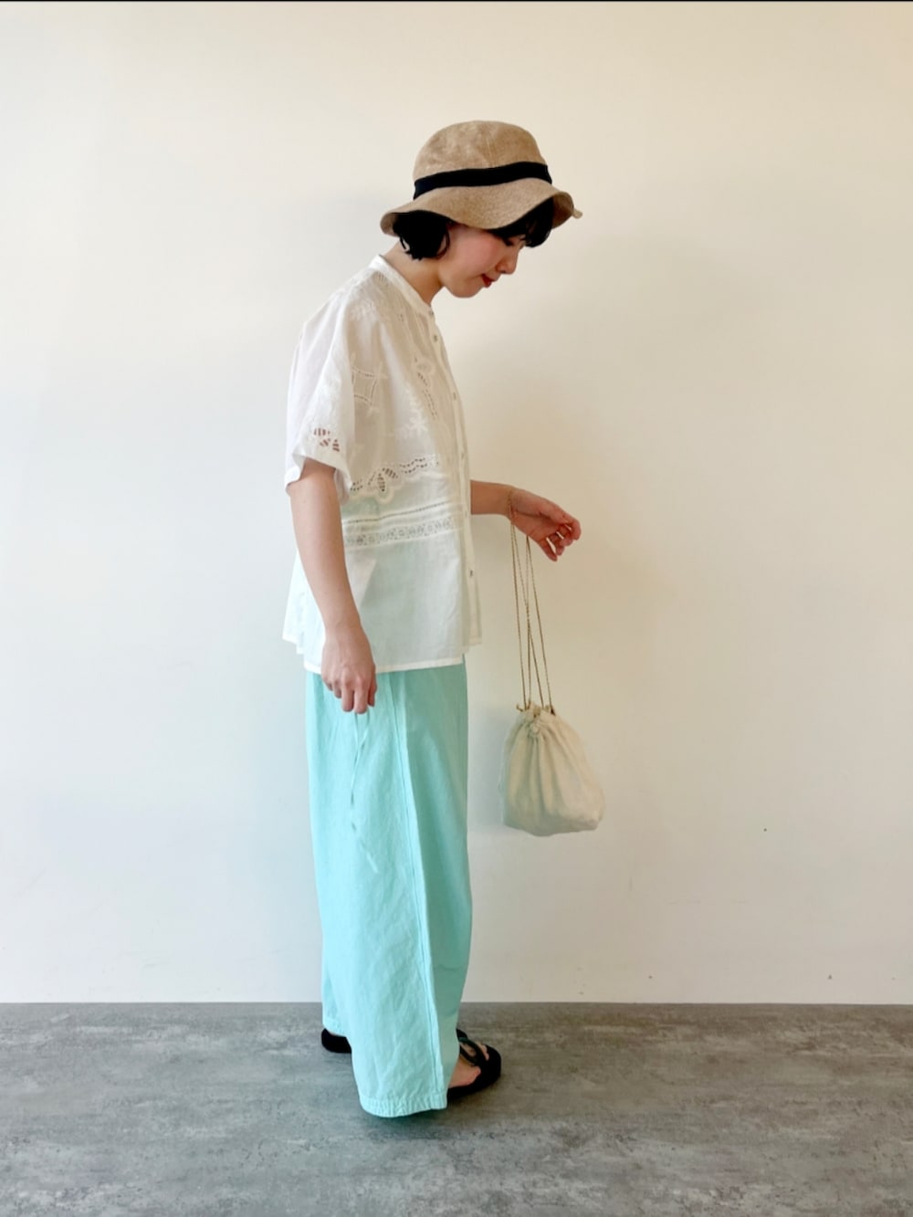 ホワイト系のシャツ/ブラウス、ブルー系のその他パンツを着用したレディースの冬コーディネートの3枚目の写真