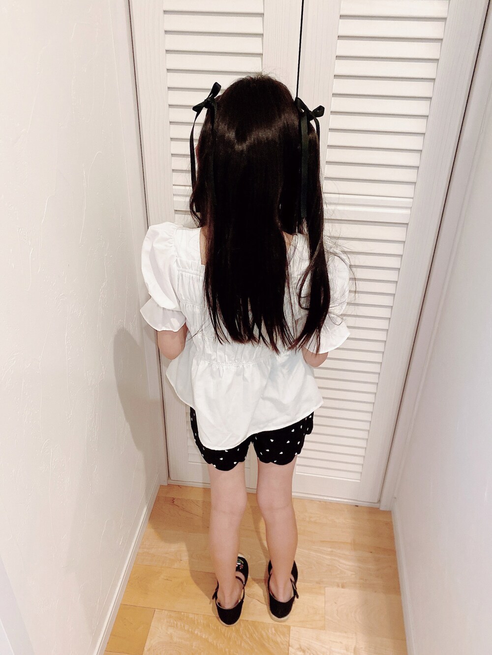 「petit main、ローリーズファーム(LOWRYS FARM)」｜「Birthdayのアイテム（トップス、ホワイト系）」を使った、ぴよさん（キッズ・123cm）の春コーディネートの2枚目の写真