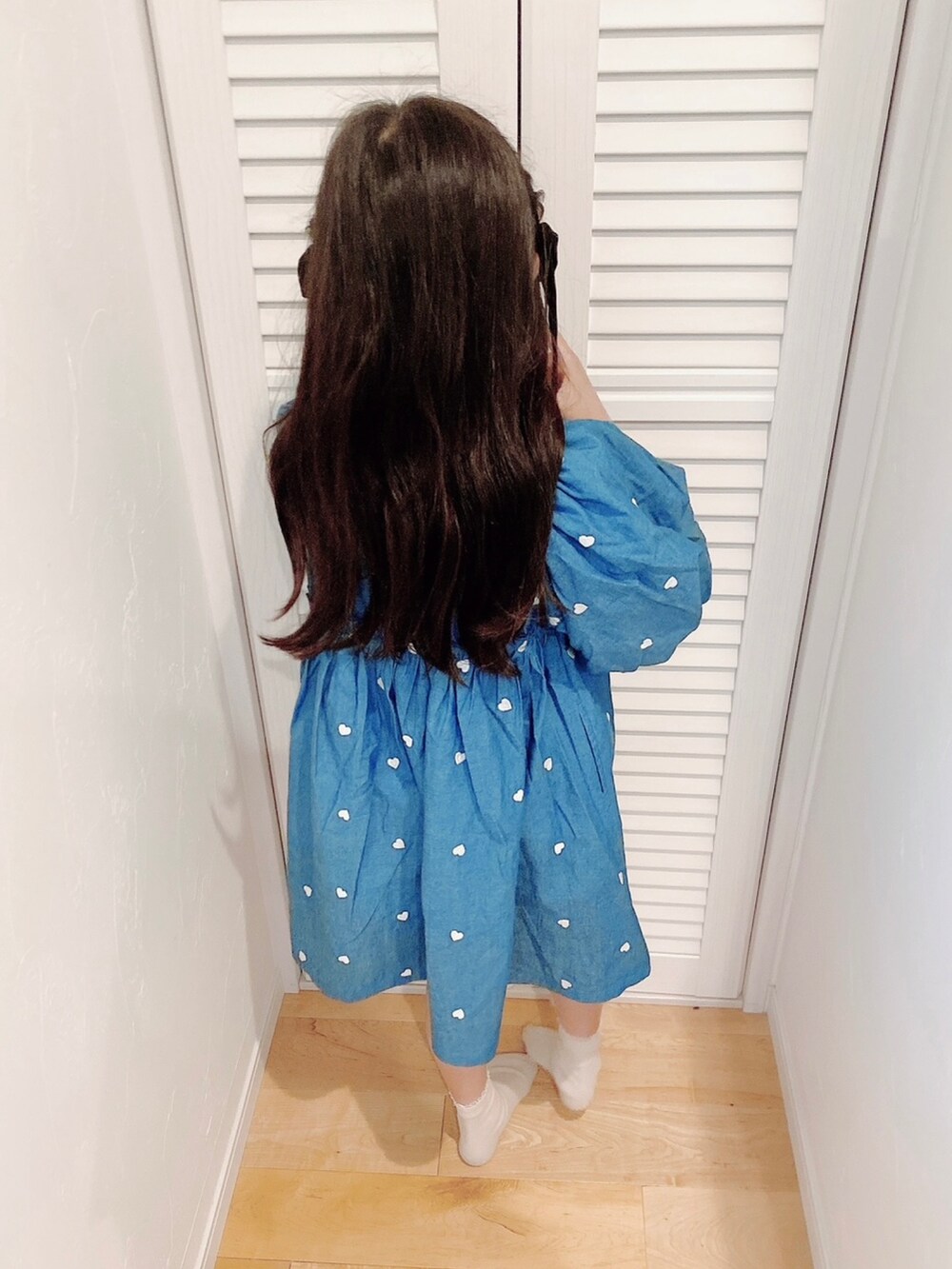 「LOWRYS FARM、ワンピース、ハート」｜「LOWRYS FARMのハートシシュウワンピースＳＳ　 100531（ワンピース、ブルー系）」を使った、ぴよさん（キッズ・123cm）の春コーディネートの2枚目の写真