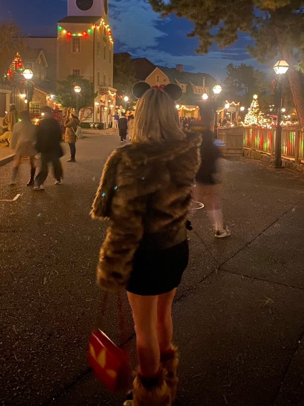 「冬コーデ、クリスマスに着たい服、ディズニーコーデ、ディズニーシー、ファー、ミニーちゃん、休日スタイル、カラーコーデ」｜「X-girlのアイテム（ライダースジャケット、ブラック系）」を使った、akurahさん（骨格ストレート・レディース・157cm）の冬コーディネートの3枚目の写真