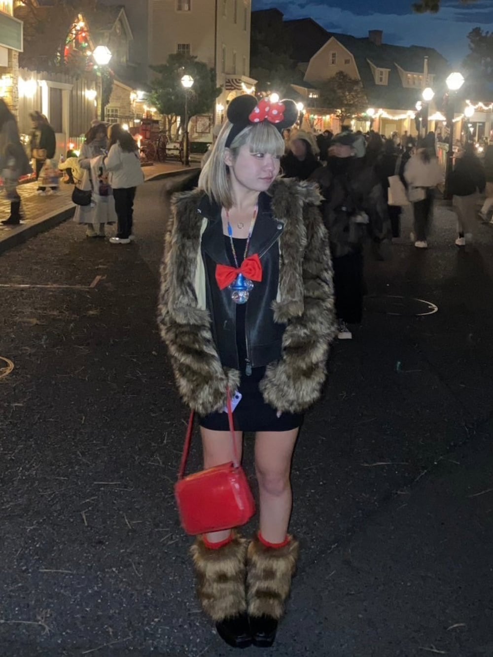 「冬コーデ、クリスマスに着たい服、ディズニーコーデ、ディズニーシー、ファー、ミニーちゃん、休日スタイル、カラーコーデ」｜「X-girlのアイテム（ライダースジャケット、ブラック系）」を使った、akurahさん（骨格ストレート・レディース・157cm）の冬コーディネートの2枚目の写真