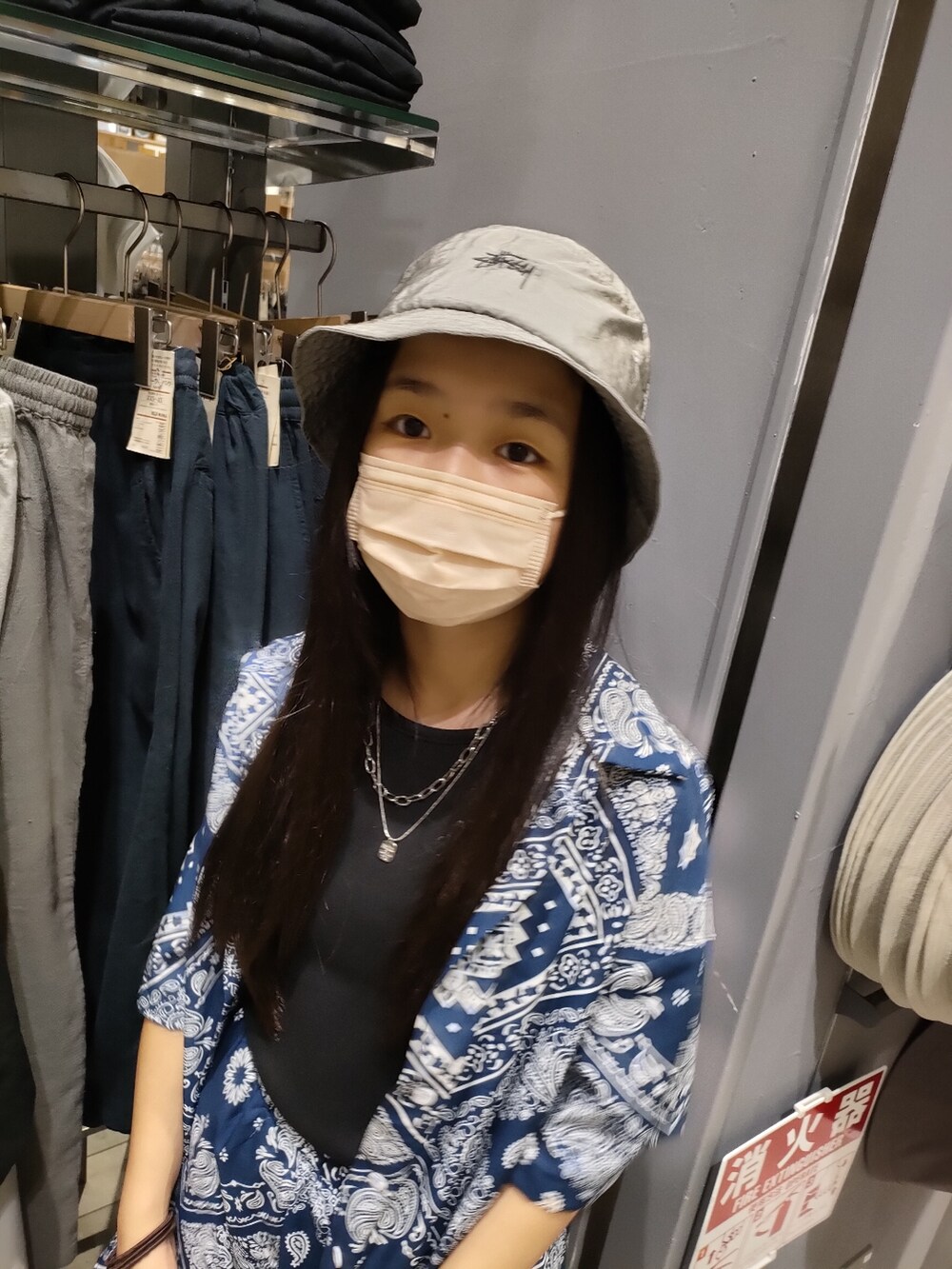 グレー系のハットを着用したキッズの夏コーディネートの3枚目の写真