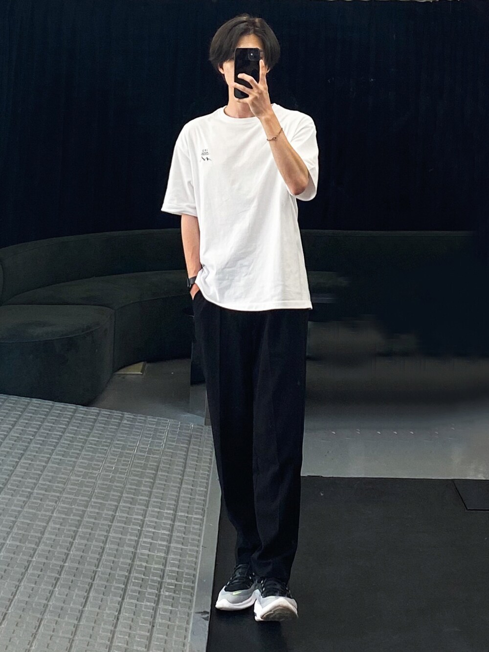 ホワイト系のTシャツ/カットソー、ブラック系のその他パンツ、グレー系のスニーカーを着用したメンズの夏コーディネートの2枚目の写真