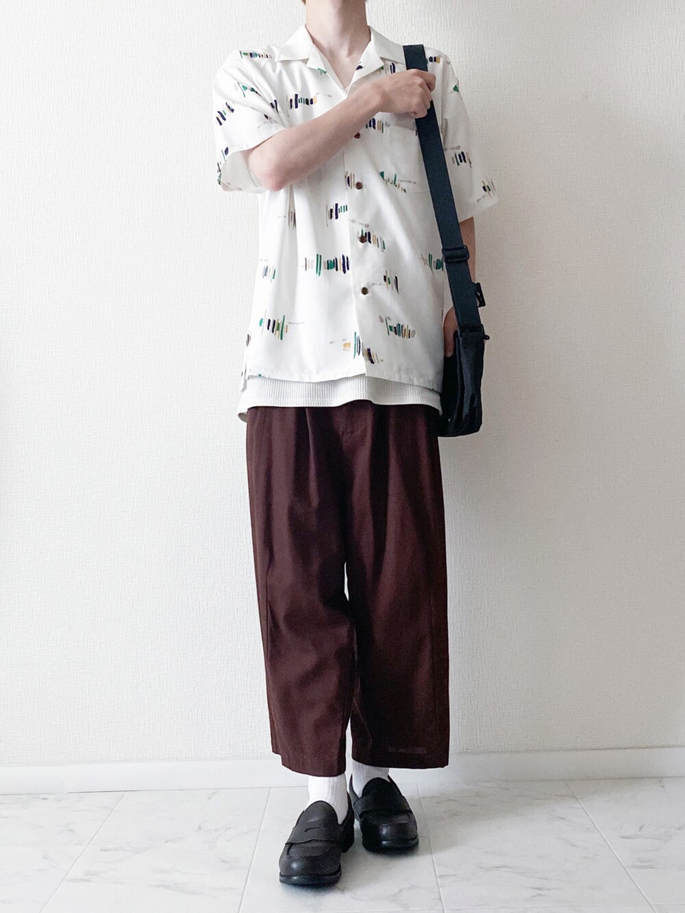 ホワイト系のシャツ/ブラウス、グリーン系のTシャツ/カットソー、ブラウン系のその他パンツを着用したメンズの夏コーディネートの2枚目の写真