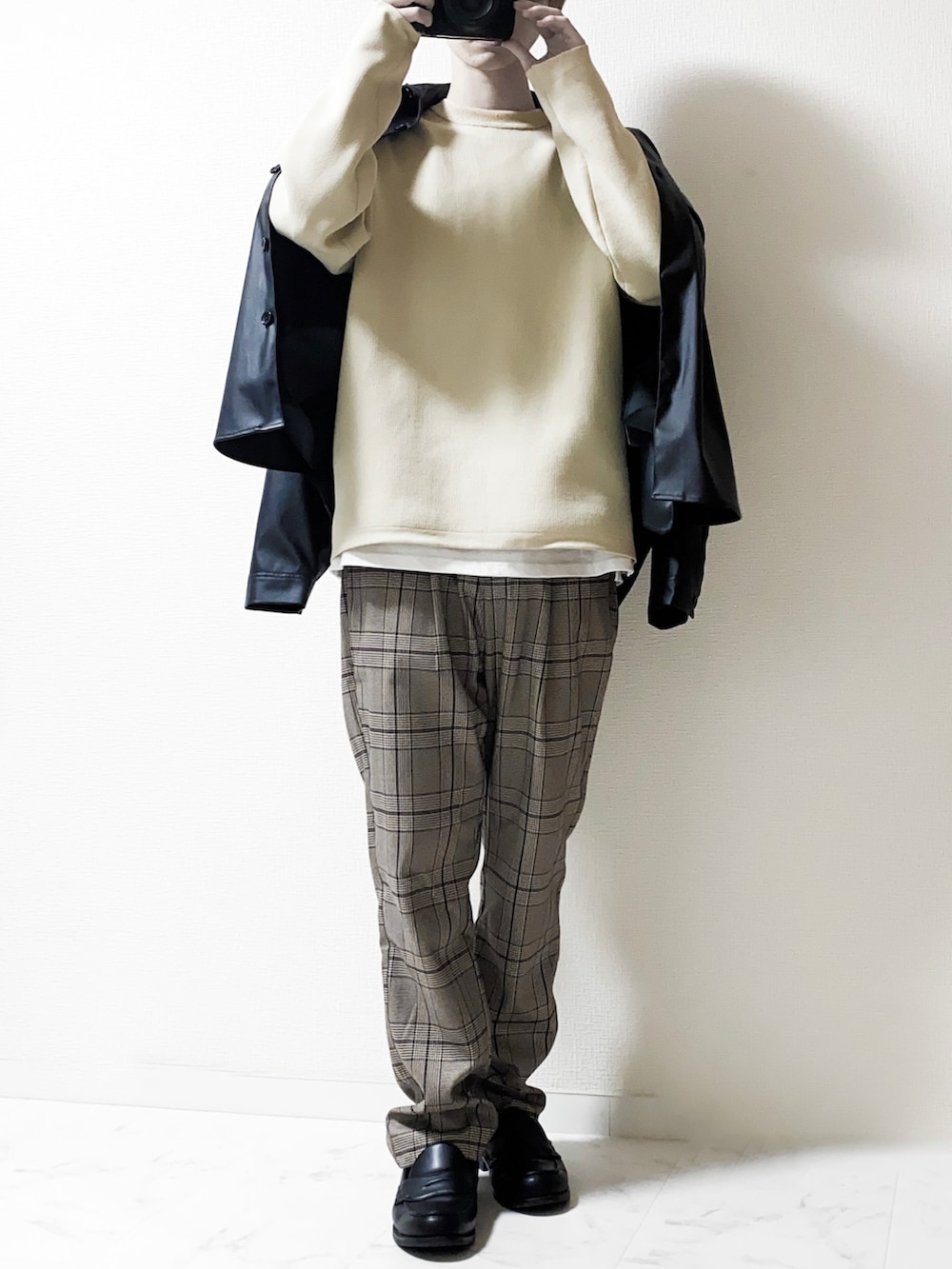 ベージュ系のニット/セーター、ブラック系のセットアップ、ブラウン系のスラックスを着用したメンズの春コーディネートの2枚目の写真