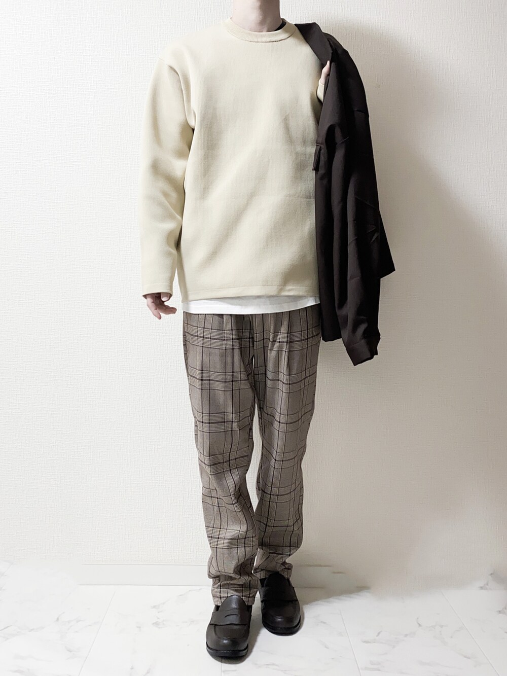 ベージュ系のニット/セーター、ブラウン系のブルゾン、ブラウン系のスラックスを着用したメンズの春コーディネートの2枚目の写真