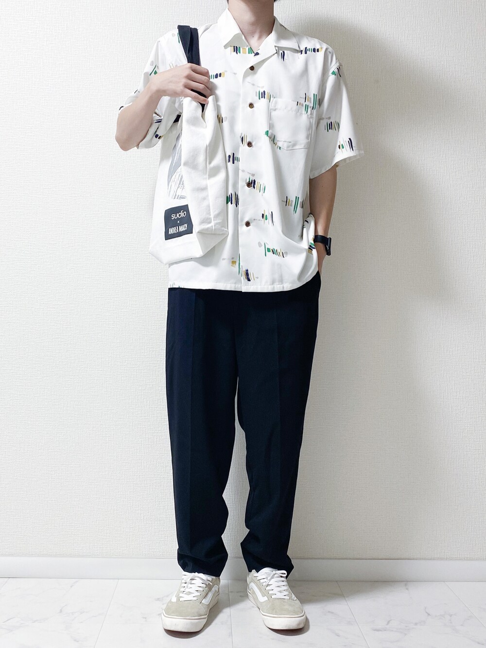 ホワイト系のシャツ/ブラウス、ブラック系のその他パンツ、ベージュ系のスニーカーを着用したメンズの夏コーディネートの2枚目の写真