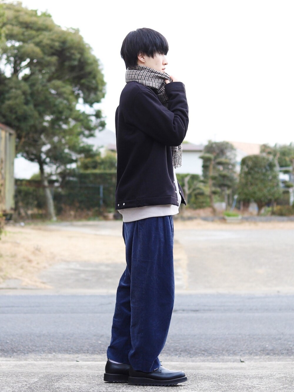 ブラック系のカーディガン/ボレロ、ベージュ系のスウェット、ブルー系のスラックスを着用したメンズの冬コーディネートの2枚目の写真