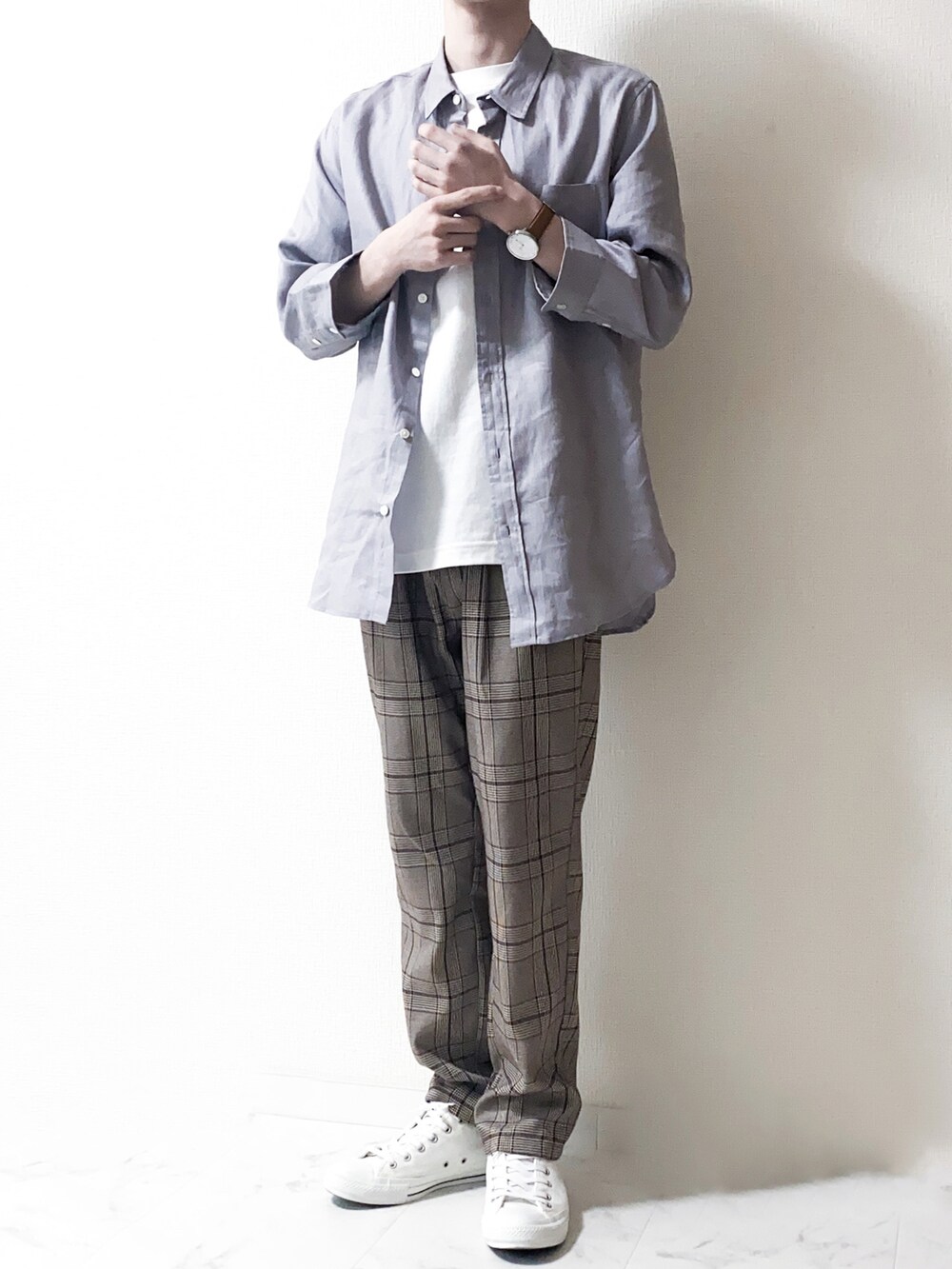グレー系のシャツ/ブラウス、ホワイト系のTシャツ/カットソー、ブラウン系のスラックスを着用したメンズの春コーディネートの2枚目の写真