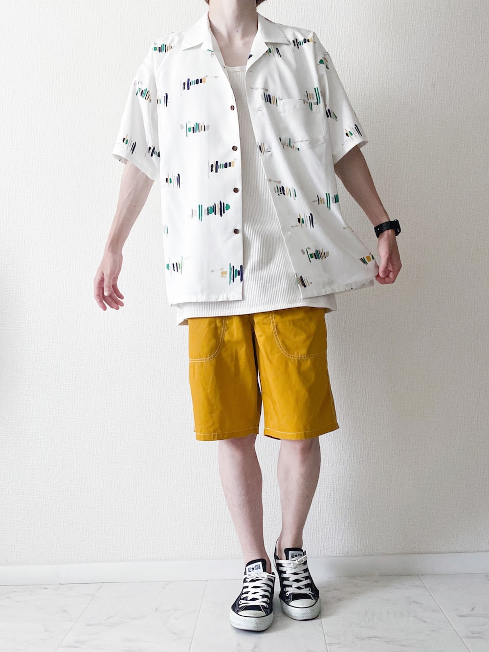 ホワイト系のシャツ/ブラウス、イエロー系のその他パンツ、ブラック系のスニーカーを着用したメンズの夏コーディネートの2枚目の写真