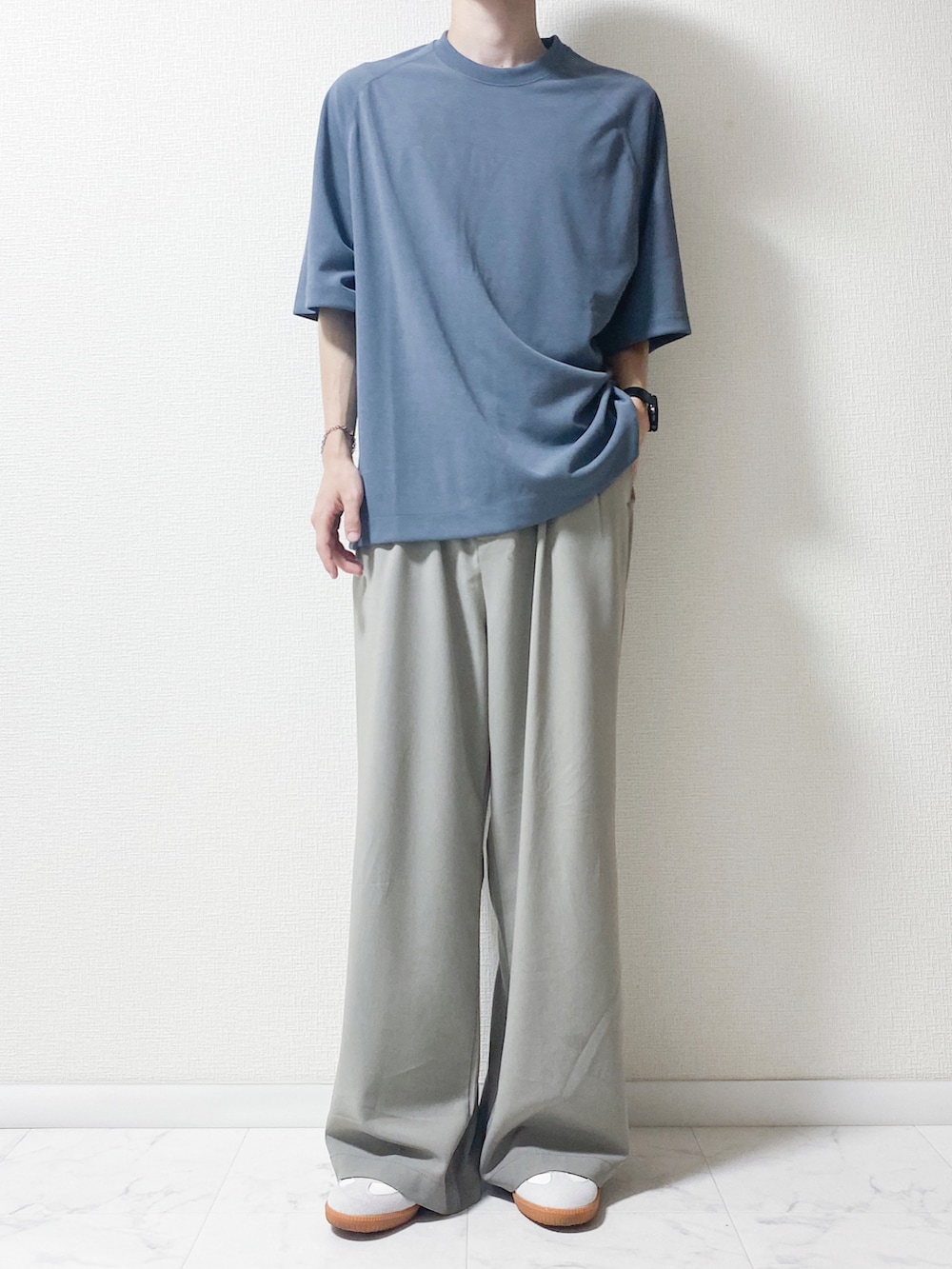 ブルー系のTシャツ/カットソー、ベージュ系のセットアップ、ホワイト系のスニーカーを着用したメンズの夏コーディネートの2枚目の写真