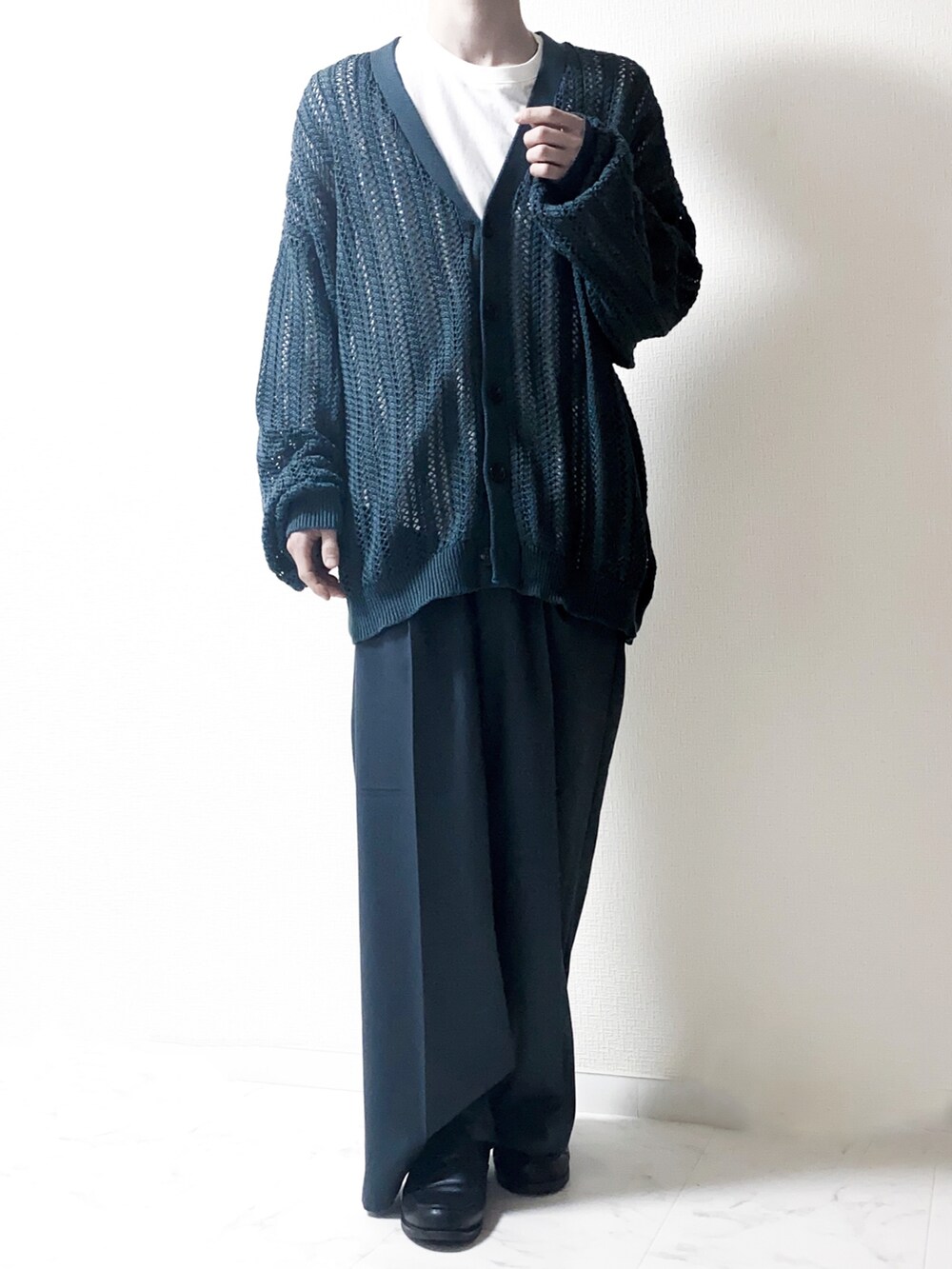 ブルー系のカーディガン/ボレロ、ベージュ系のニット/セーター、ブルー系のスラックスを着用したメンズの春コーディネートの3枚目の写真