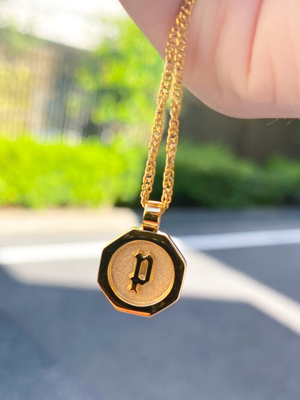 ブルー系のシャツ/ブラウス、ブラック系のデニムパンツ、ブラック系のスニーカーを着用したメンズの秋コーディネートの3枚目の写真