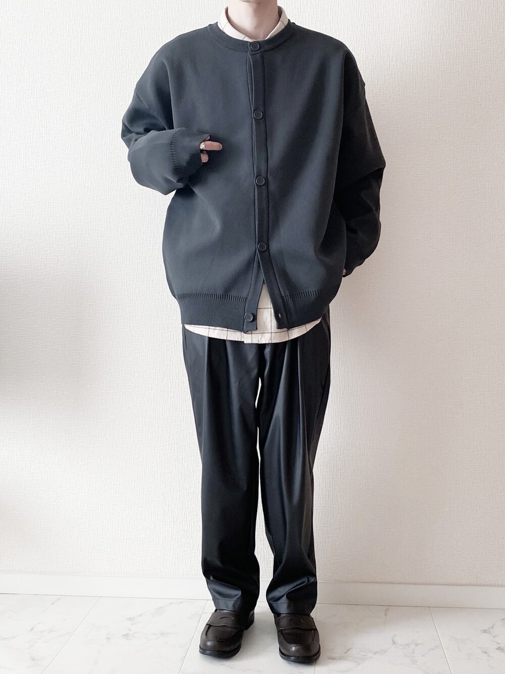 グレー系のカーディガン/ボレロ、ベージュ系のシャツ/ブラウス、ブラック系のセットアップを着用したメンズの冬コーディネートの2枚目の写真