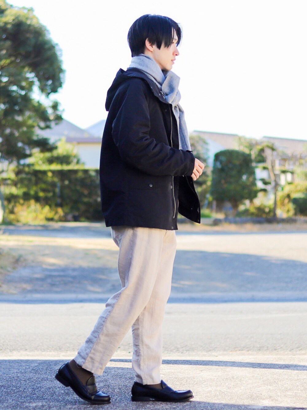 ブラック系のマウンテンパーカー、ブラウン系のTシャツ/カットソー、ベージュ系のその他パンツを着用したメンズの冬コーディネートの3枚目の写真