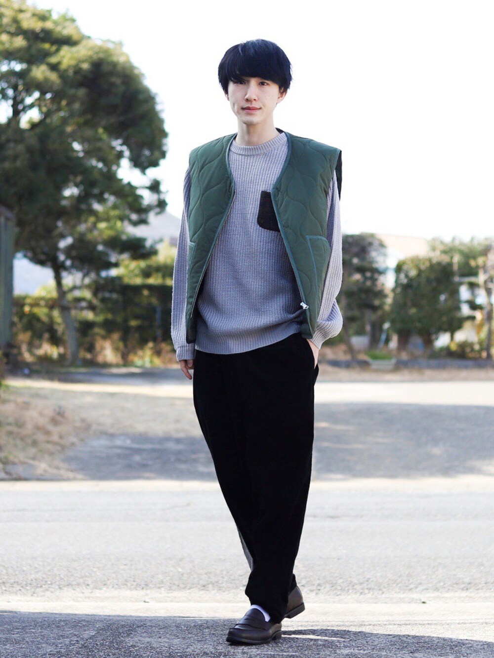 グレー系のニット/セーター、グリーン系のベスト、ブラック系のその他パンツを着用したメンズの冬コーディネートの2枚目の写真