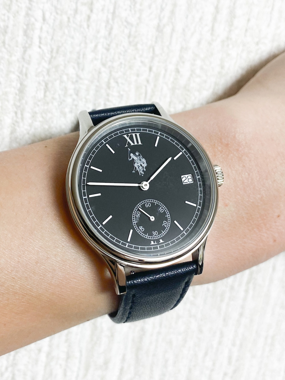 ブラック系のカーディガン/ボレロ、ブラック系のセットアップ、ブラック系のスニーカーを着用したメンズの冬コーディネートの2枚目の写真