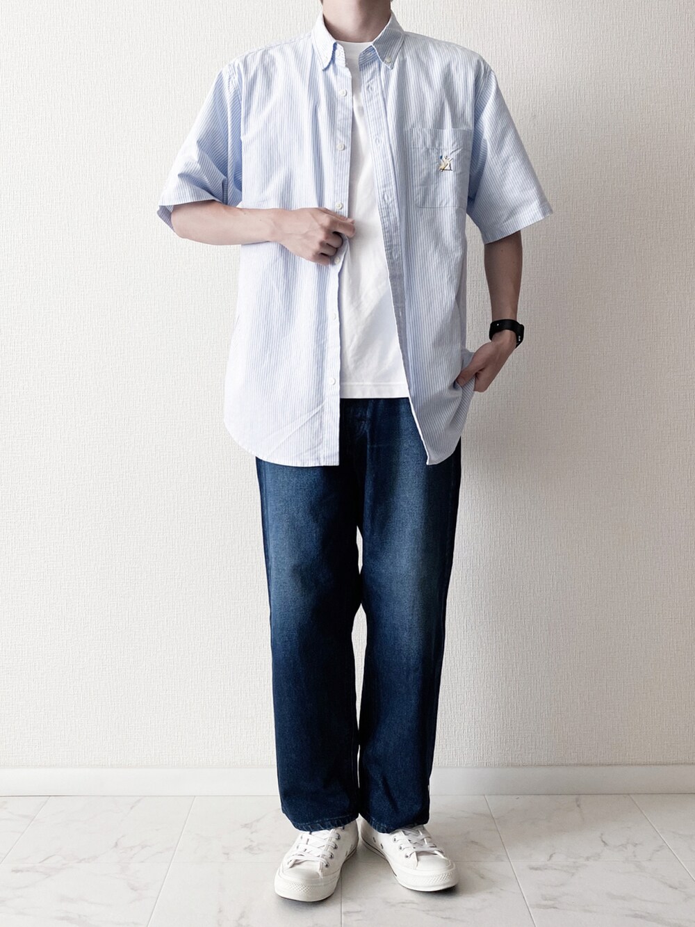 ブルー系のデニムパンツ、ホワイト系のTシャツ/カットソー、ブルー系のシャツ/ブラウスを着用したメンズの夏コーディネートの2枚目の写真
