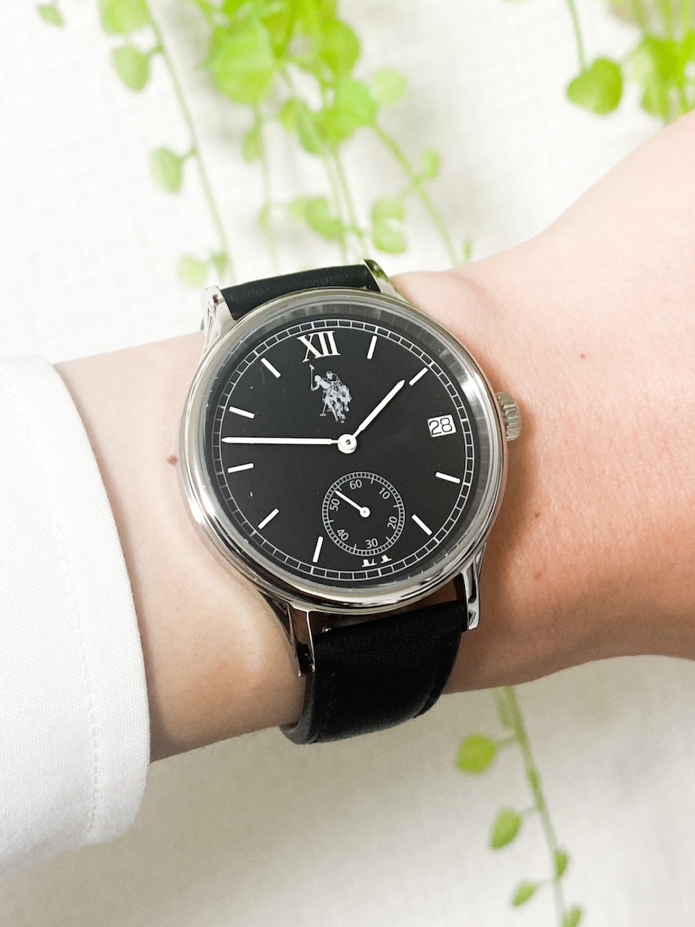 ブラック系のステンカラーコート、ブルー系のスラックス、ブラック系のスニーカーを着用したメンズの冬コーディネートの2枚目の写真