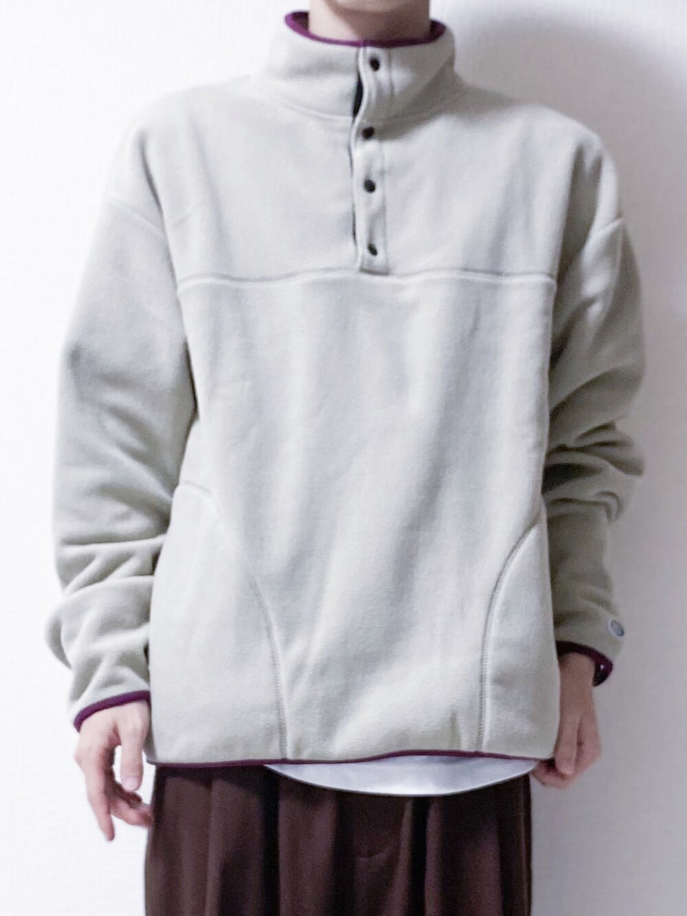 ベージュ系のスウェット、ブラウン系のその他パンツ、ブラウン系のローファーを着用したメンズの秋コーディネートの2枚目の写真