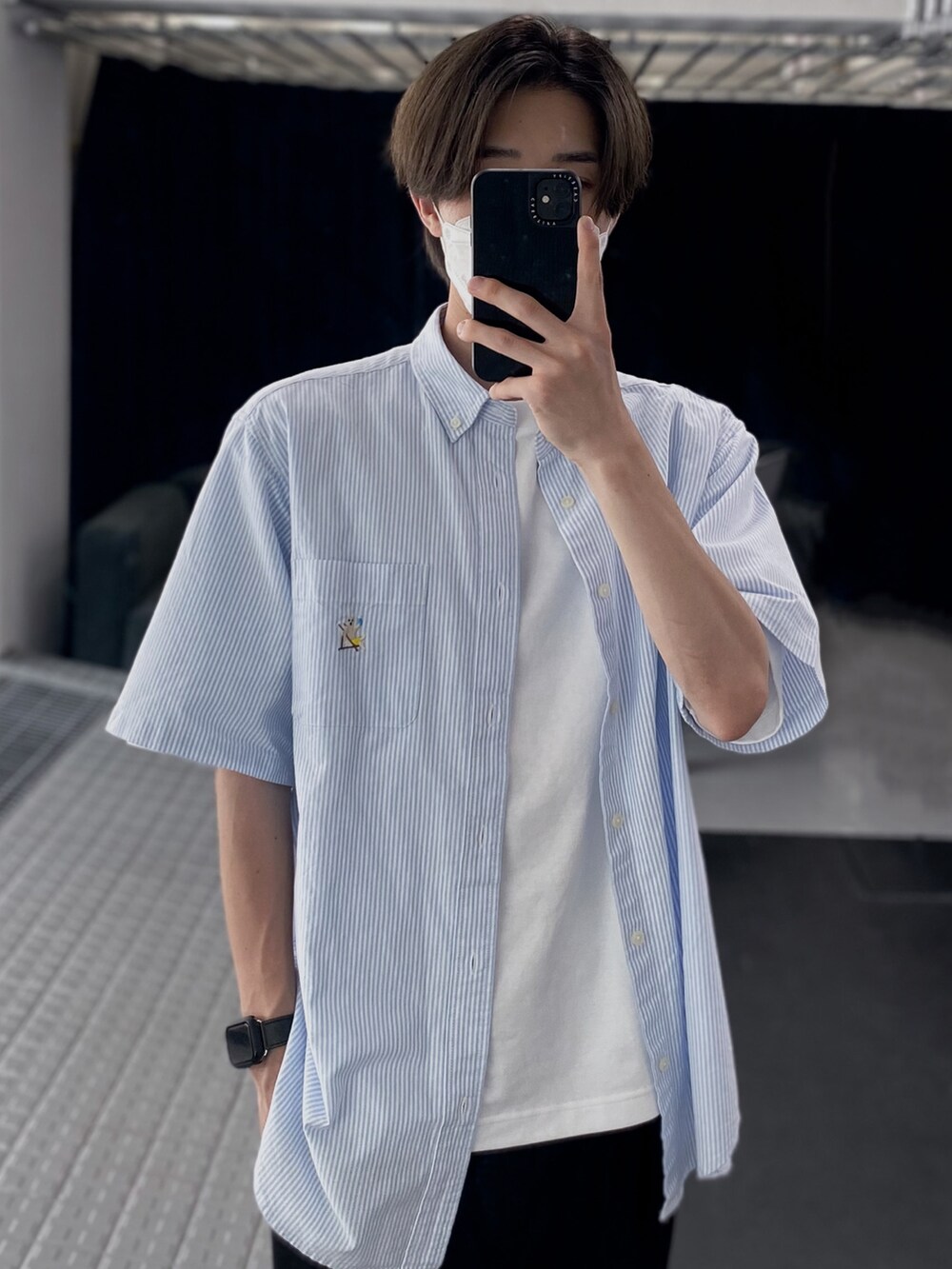 ブルー系のシャツ/ブラウス、ホワイト系のTシャツ/カットソー、ブルー系のセットアップを着用したメンズの夏コーディネートの2枚目の写真