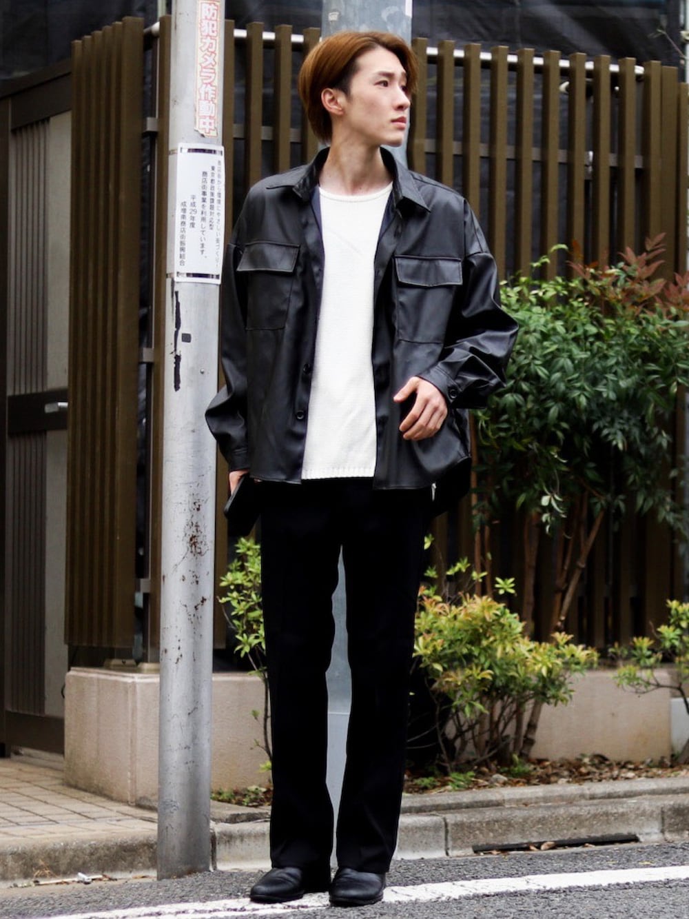 ブラック系のスラックス、ブラック系のセットアップ、ホワイト系のニット/セーターを着用したメンズの春コーディネートの2枚目の写真