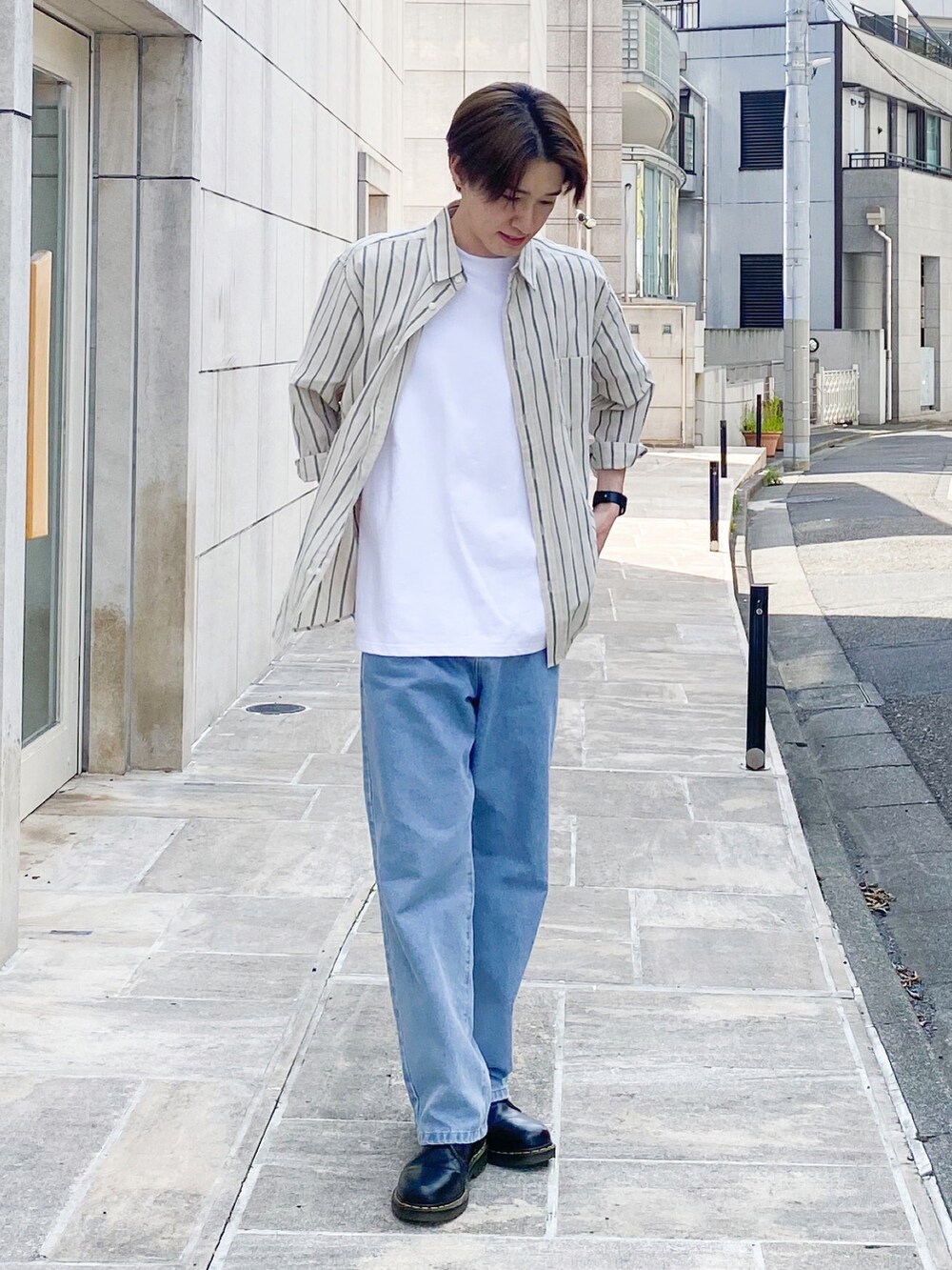 ベージュ系のシャツ/ブラウス、ホワイト系のTシャツ/カットソー、ブルー系のデニムパンツを着用したメンズの夏コーディネートの2枚目の写真