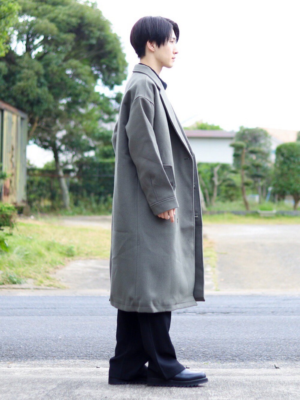 ブラック系のセットアップ、ブラック系のTシャツ/カットソー、ブラック系のドレスシューズを着用したメンズの秋コーディネートの2枚目の写真