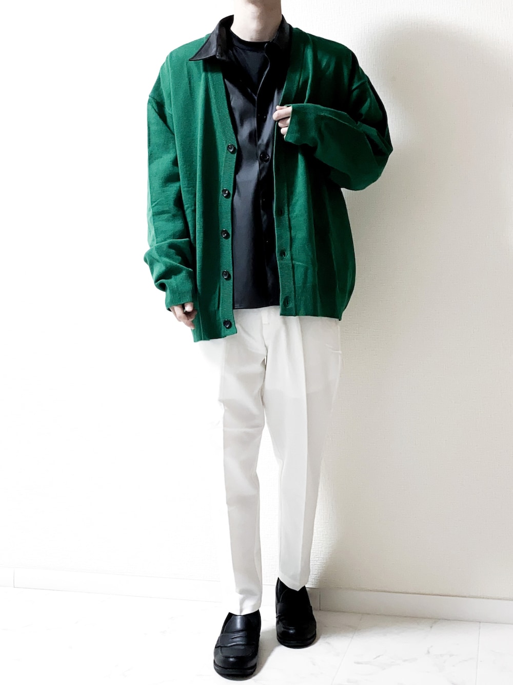 ホワイト系のスラックス、グリーン系のカーディガン/ボレロ、ブラック系のセットアップを着用したメンズの春コーディネートの3枚目の写真