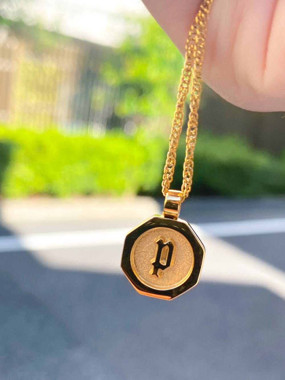 ブルー系のシャツ/ブラウス、ブルー系のデニムパンツ、ブラック系のスニーカーを着用したメンズの秋コーディネートの2枚目の写真